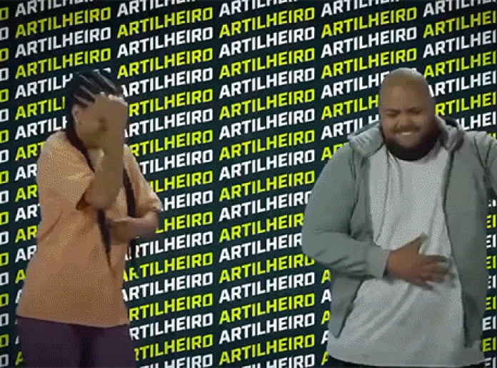 Apresentadores do Canal Premiere dançando.