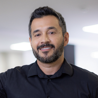 CEO Leonardo Ciannella, ele &eacute; um homem branco, de cabelo curto castanho escuro, com barba e bigode. Ele est&aacute; sorrindo, vestindo uma blusa social preta.