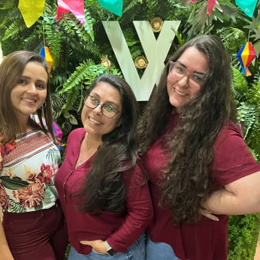 A Diretora Executiva Vanessa Gonçalves com Taisi Botelho e Laila Vieira da equipe de RH no escritório da VX.