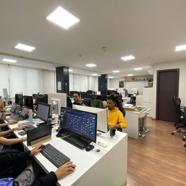 Equipes de diferentes times da VX trabalhando no escritório.